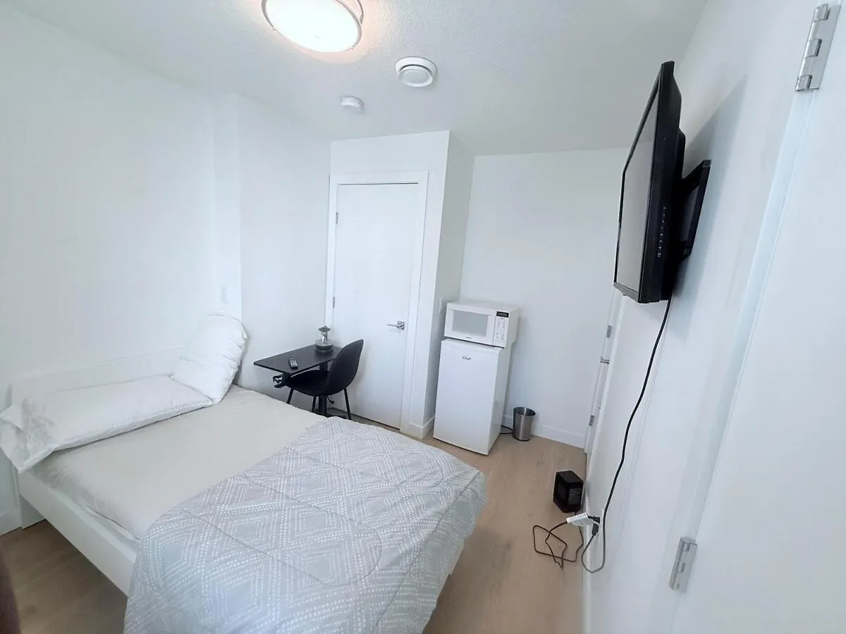 Апартаменты Cozy Private Room Near Calgary Airport With Parking