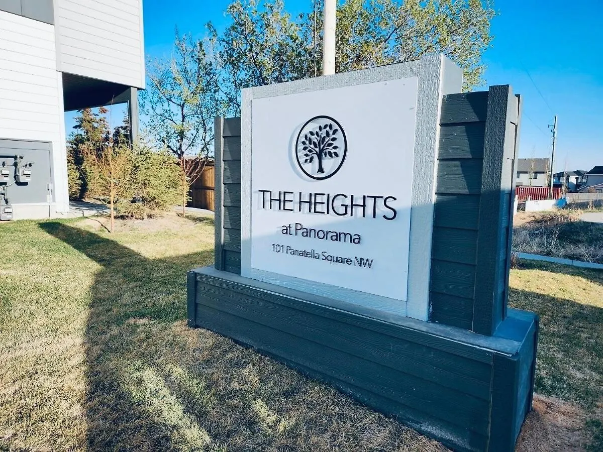 Cozy Private Room Near Calgary Airport With Parking
