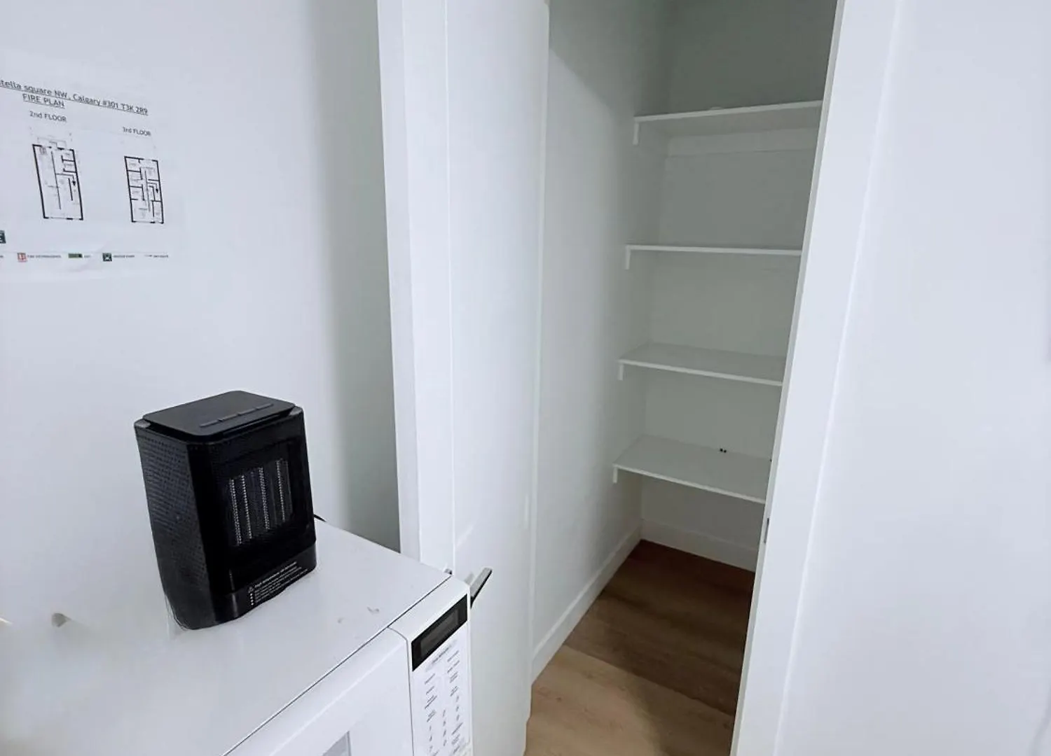 Cozy Private Room Near Calgary Airport With Parking